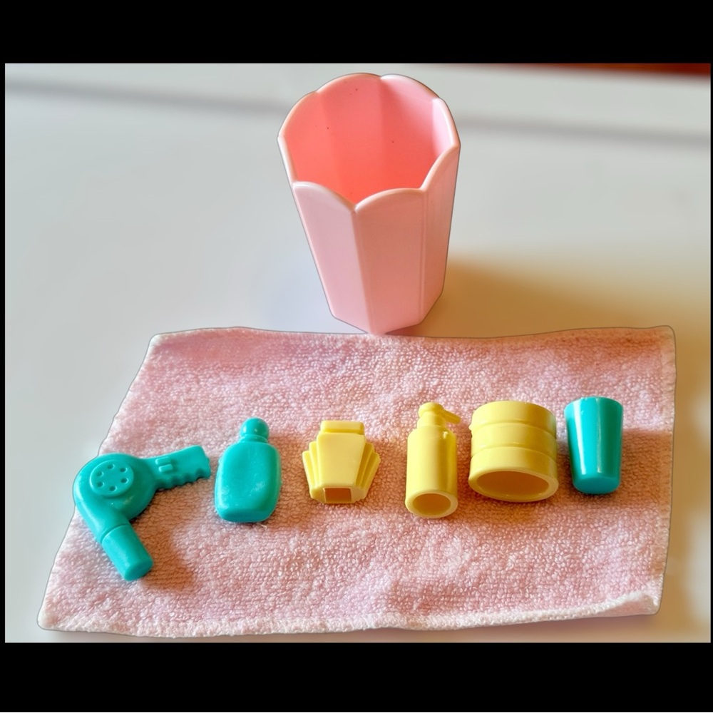 1995 Barbie So Much To Do Bathroom Accessories Trash Can Towel Hair Dryer Lot